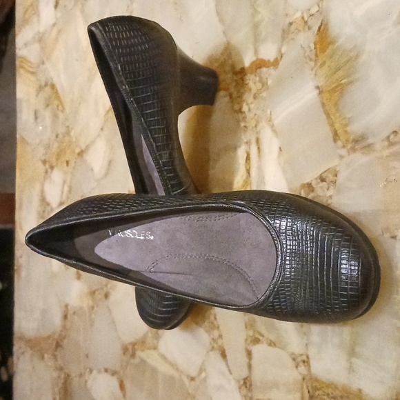 Aerosols sure grip black slip resistant resturant shoes fits 6.5 or 7 - Picture 2 of 5